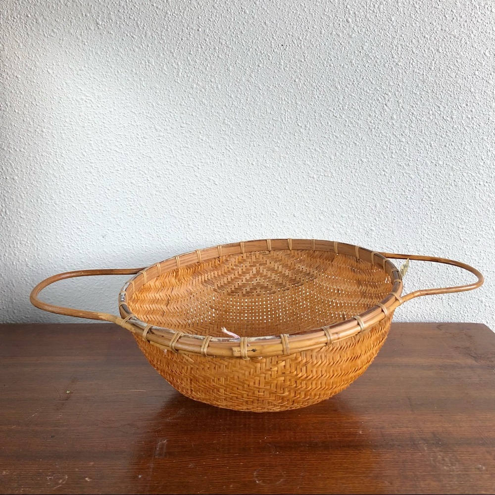 round wicker basket with bamboo handles